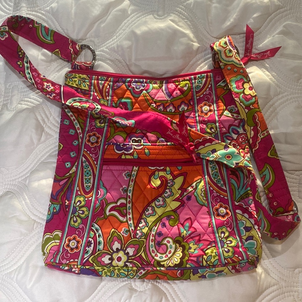 Vera Bradley crossbody purse. Never used and still has the tag. See pictures.